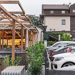 Old Tree & Restaurant فندق