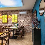 Old Tree & Restaurant فندق 3*