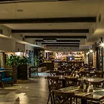 فندق Old Tree & Restaurant