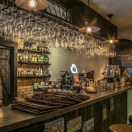 Отель Old Tree & Restaurant 3*