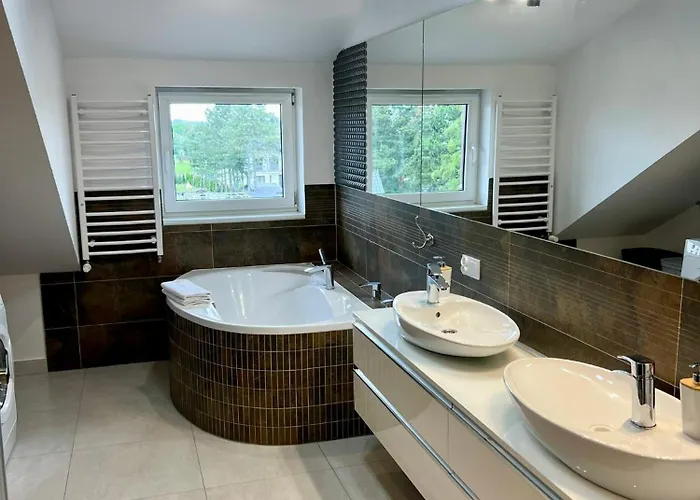 Old Tree & Restaurant Hotel